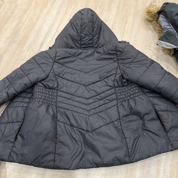 Girls under armour jacket - Picture 2 of 5